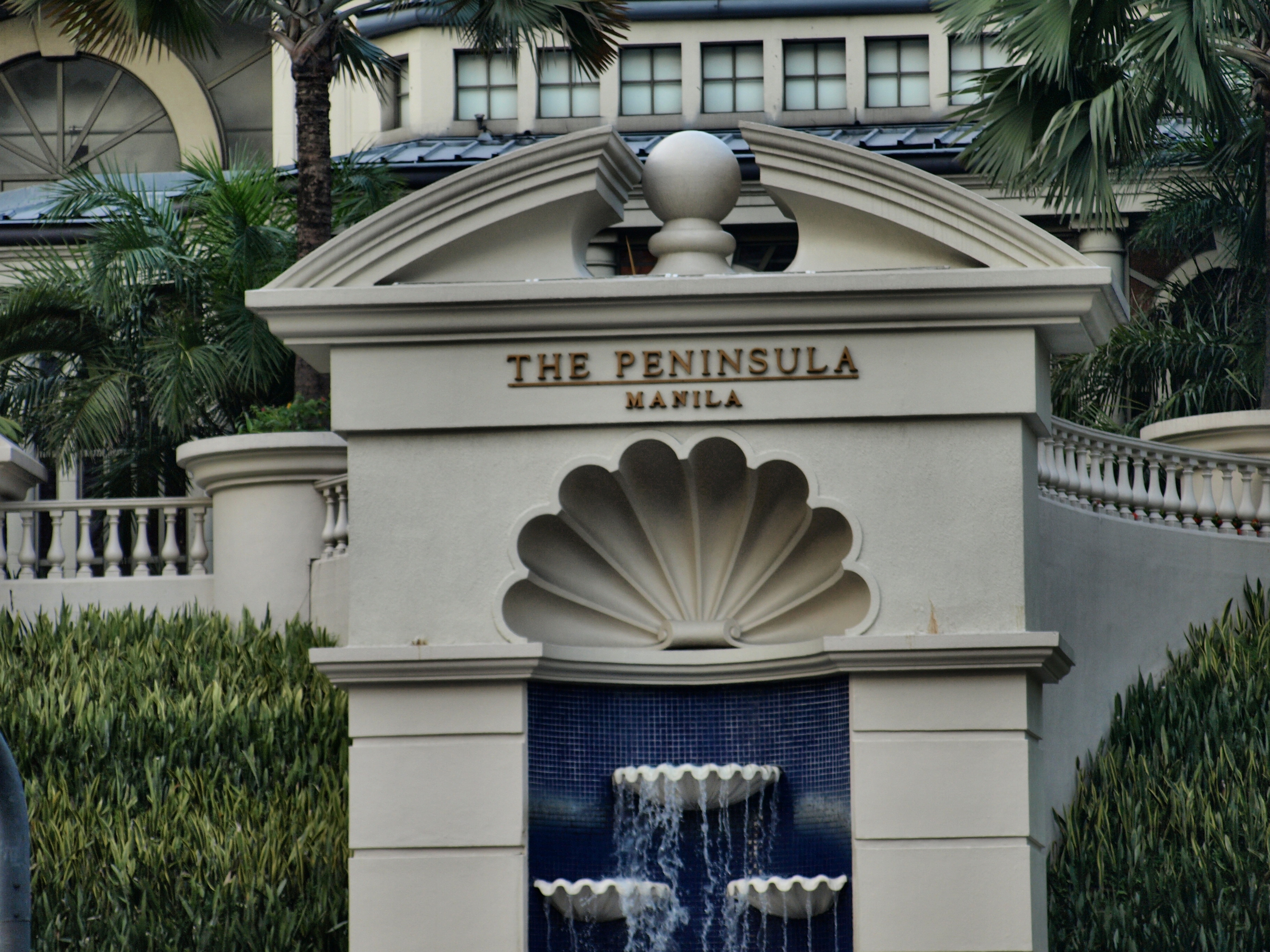 The Peninsula Manila - Photo by Jun Acullador https://www.flickr.com/photos/acullador/3704148554